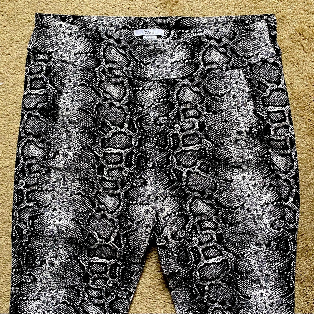 Bar III snakeskin legging
